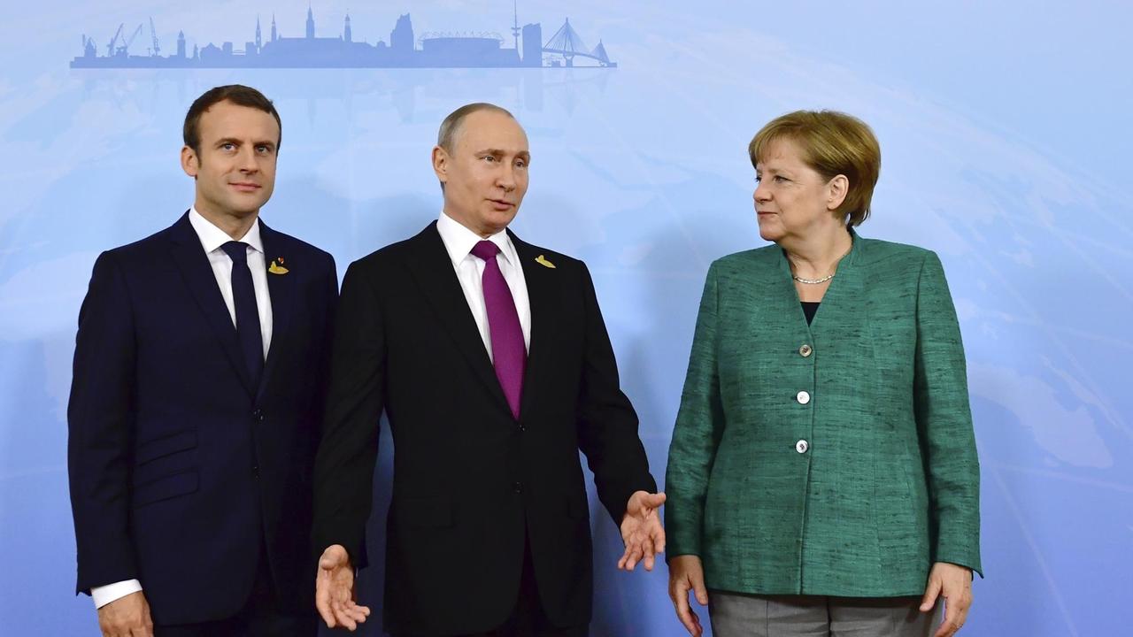 Am Rande des Gipfels haben sich Bundeskanzlerin Merkel und Frankreichs Präsident Macron mit dem russischen Staatschef Putin getroffen. Sie wollen über den Krieg in der Ostukraine beraten und Möglichkeiten für eine politische Lösung ausloten.