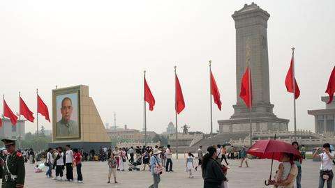 Rote Fahnen auf dem Platz des Himmlischen Friedens in Peking der Hauptstadt Chinas, aufgenommen am 07.05.2007.