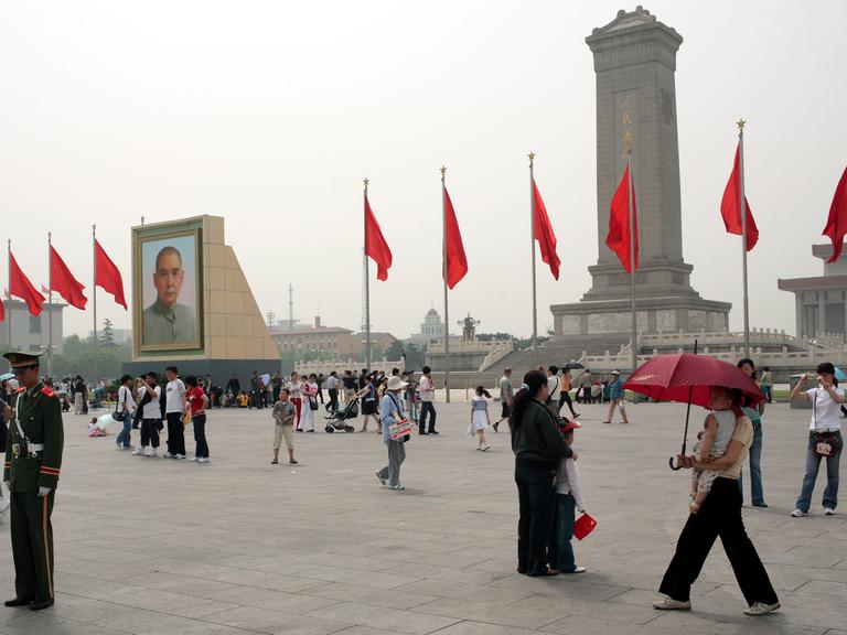 Rote Fahnen auf dem Platz des Himmlischen Friedens in Peking der Hauptstadt Chinas, aufgenommen am 07.05.2007.
