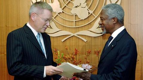 Detlev Mehlis, übergibt seinen Untersuchungsbericht an UNO-Generalsekretär Kofi Annan.