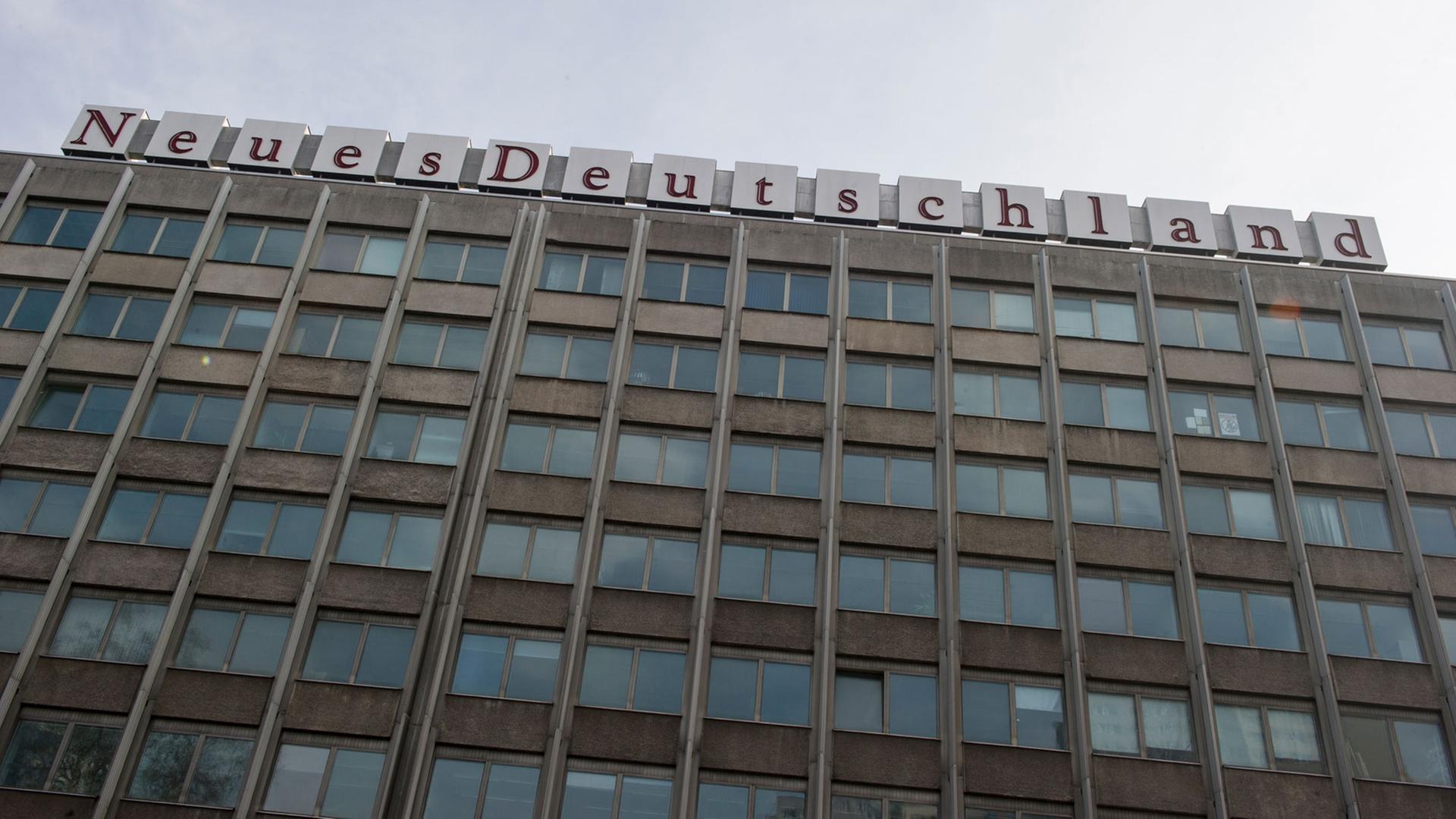 Der Schriftzug Neues Deutschland ist auf einem Gebäude am Berliner Franz-Mehring-Platz zu sehen. Dort ist unter anderem auch die Redaktion der überregionalen Tageszeitung "Neues Deutschland" untergebracht. Bis 1989 war die Zeitung in der DDR das Zentralorgan der Sozialistischen Einheitspartei Deutschlands (SED).