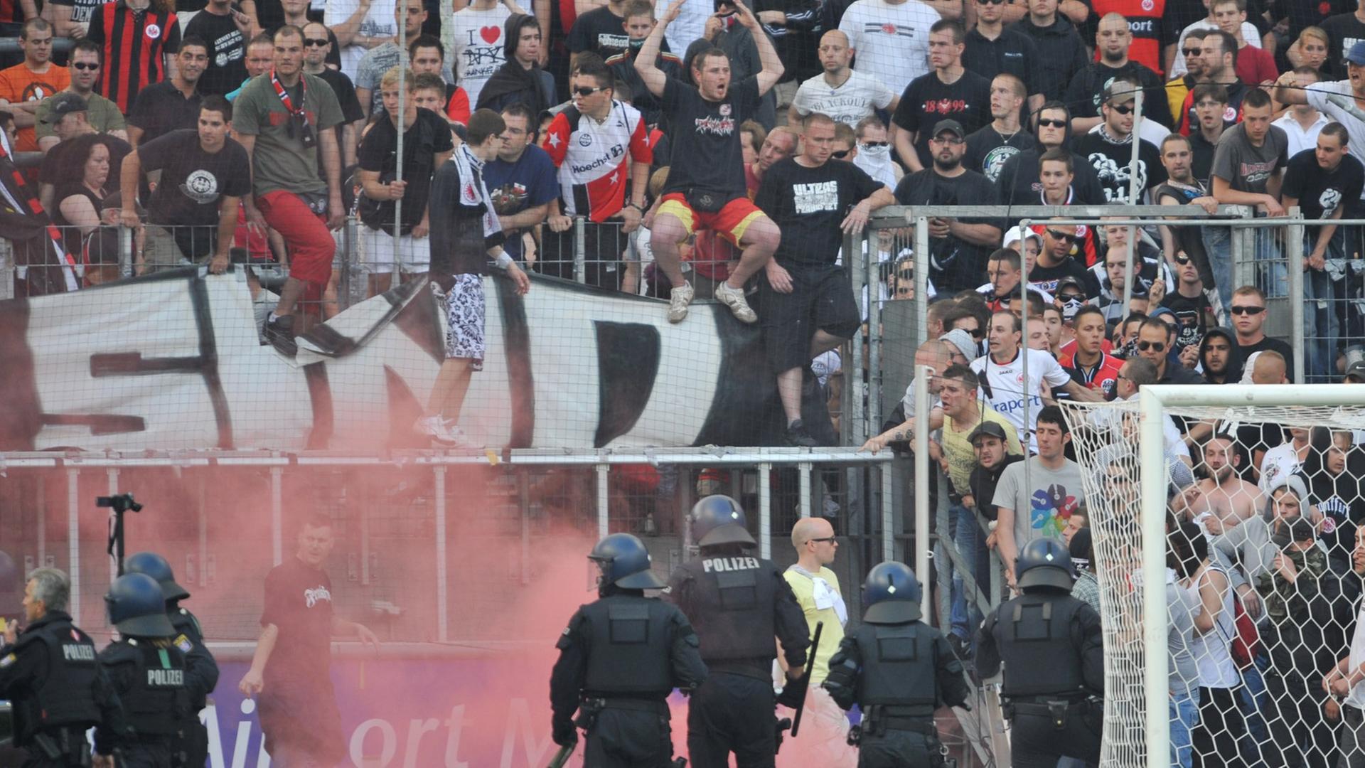 Polizeikräfte gehen nach einem Fußball-Spiel gegen randalierende Fans vor.