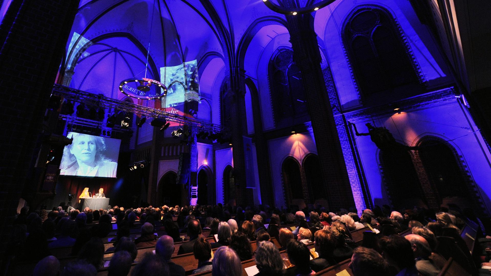 Das Deckengewölbe der Kulturkirche über den Köpfen des Publikums ist blau angestrahlt. Das Deckengewölbe der Kulturkirche über den Köpfen des Publikums ist blau angestrahlt.