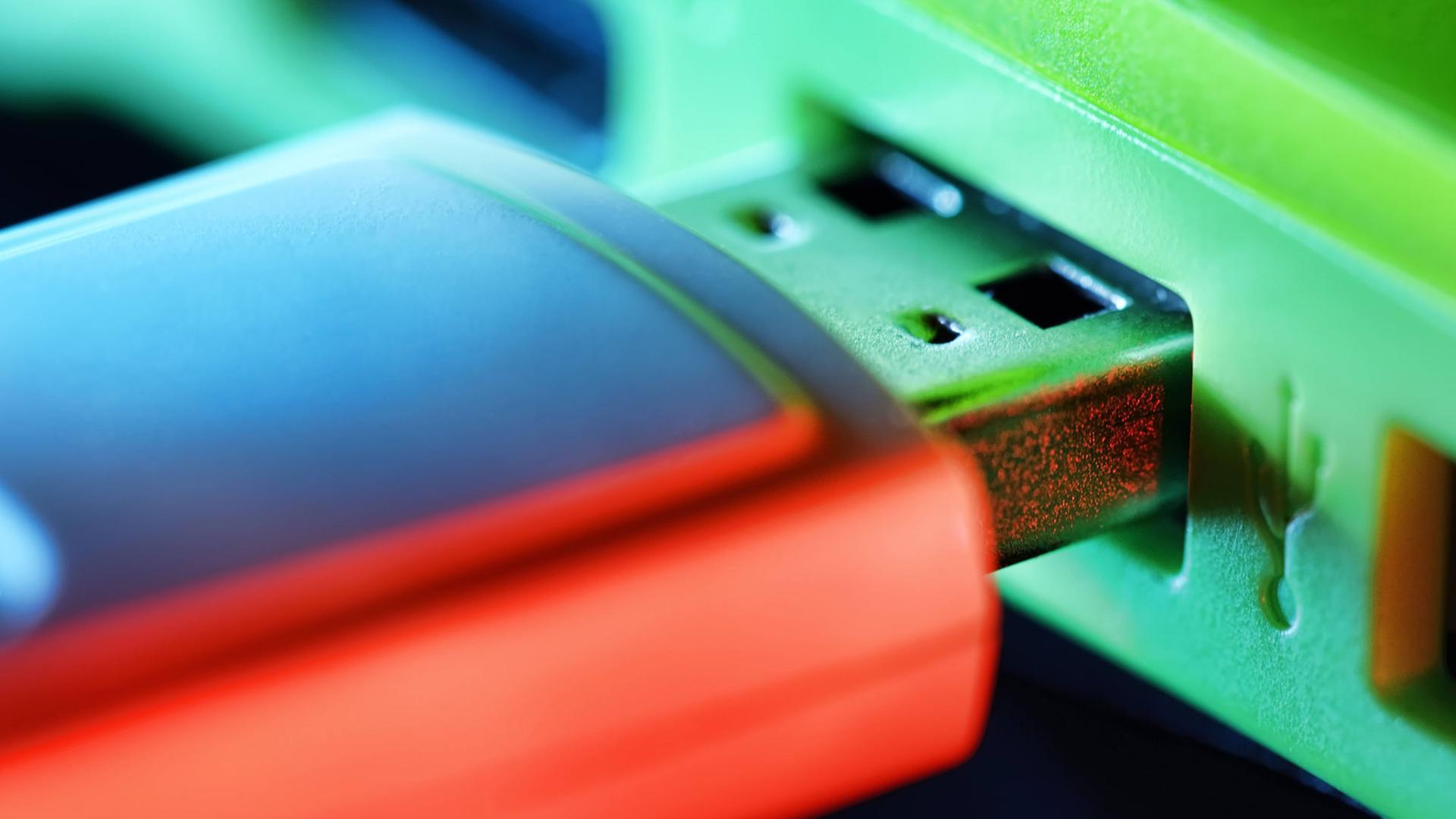 USB-Stick in einem Laptop USB-Stick in einem Laptop