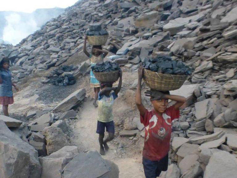 Kinderarbeit auf den Kohlefeldern von Jharia, Indien.