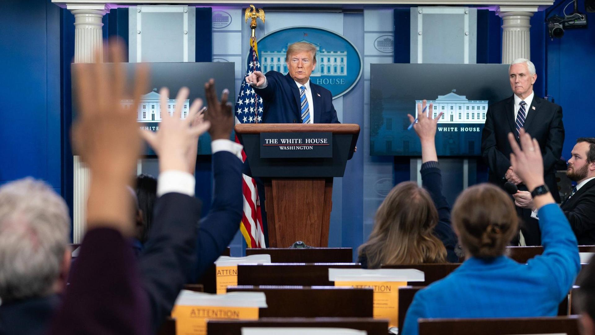 US-Präsident Trump zeigt während einer Pressekonferenz im Weißen Haus auf einen Journalisten.