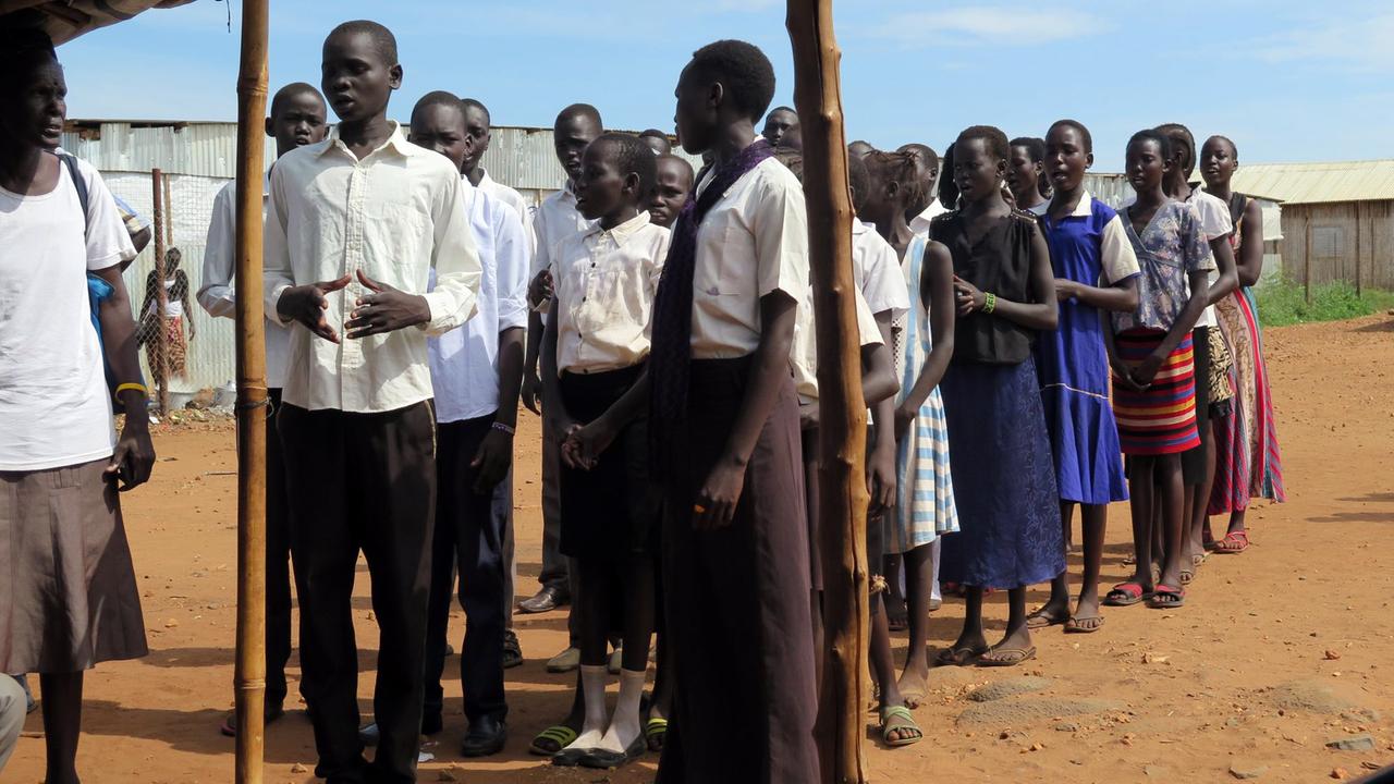 Schlange stehen in einer Schule im Südsudan