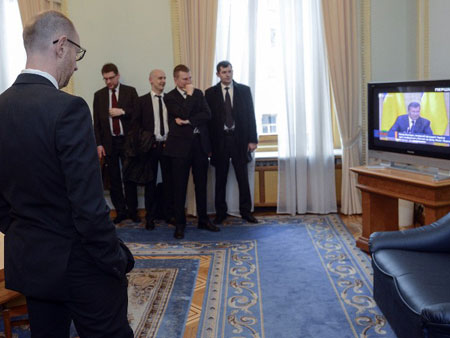 Ukraines Premier der Übergangsregierung, Arseni Jazenjuk, schaut die Pressekonferenz des entmachteten Präsidenten Janukowitsch.