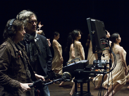Dreharbeiten zum Film "Pina": Hélène Louvart und Wim Wenders mit Tänzern des Ensembles von "Sacre du Printemps"