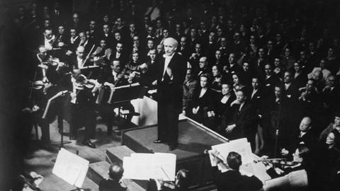 Der Dirigent Arturo Toscanini (1867-1957) beim Eröffnungskonzert nach dem Wiederaufbau der Mailänder Scala am 11.05.1946. (c) dpa - Report