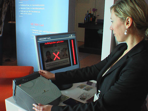 Stimmt irgendetwas nicht, meldet es der Ausweisscanner. Stimmt irgendetwas nicht, meldet es der Ausweisscanner.
