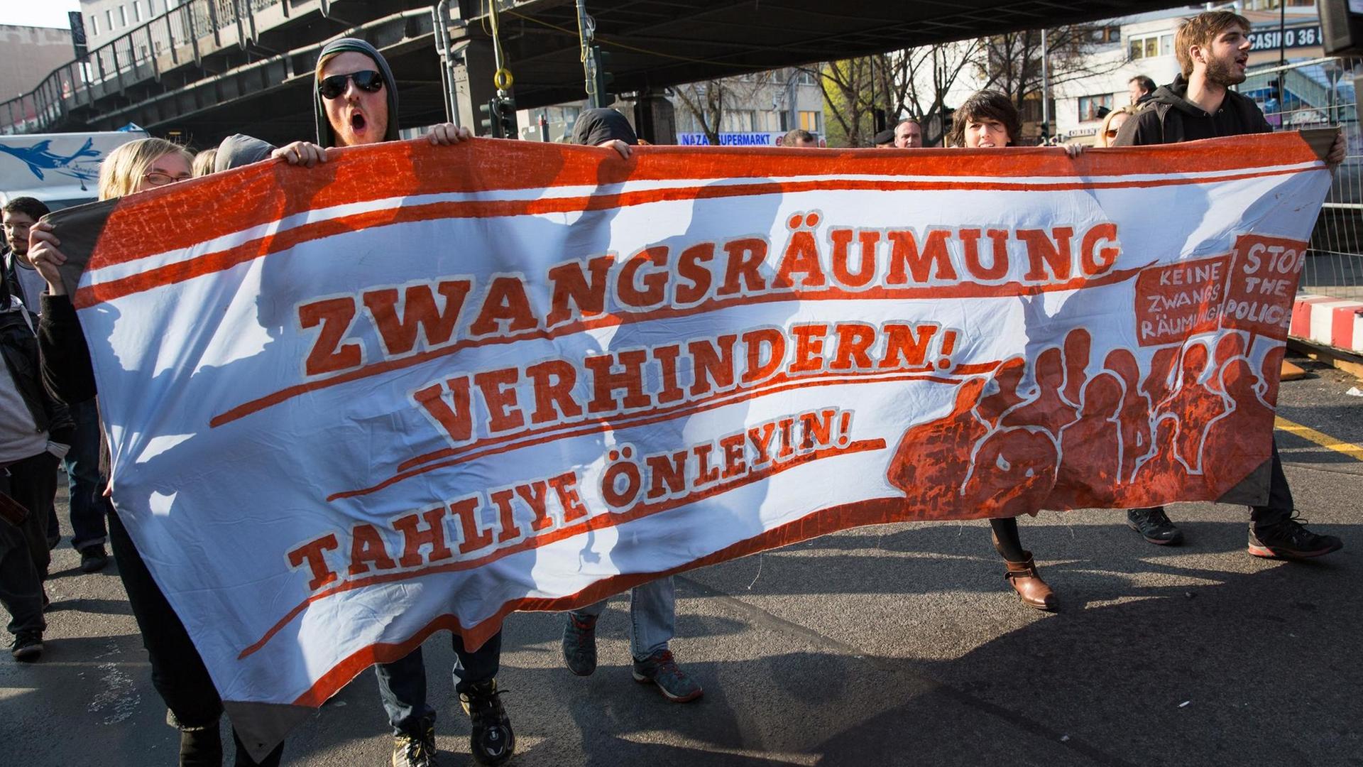 Ein Transparent mit der Aufschrift "Zwangsräumung" wird am 29.03.2014 in Berlin bei einer "Lärmdemo" getragen. Nach einem Aufruf des Bündnisses "Kotti & Co" haben sich rund 500 Teilnehmer getroffen, um mit einer Demo gegen Zwangsräumungen zu demonstrieren.