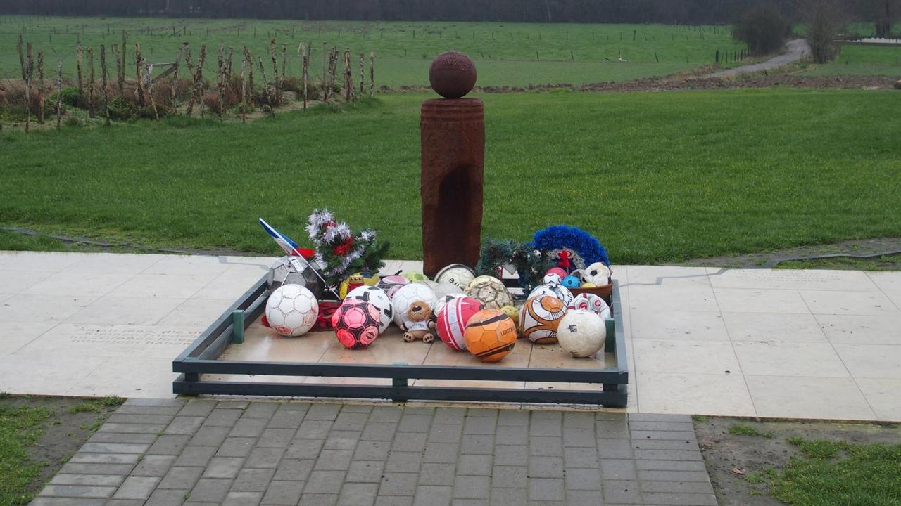Denkmal zur Erinnerung an Fußballspiele im Niemandsland in den Weihnachtstagen 1914