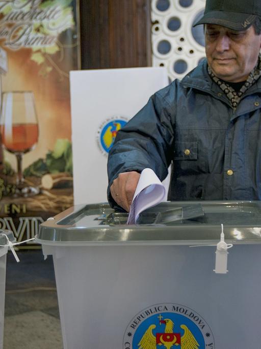Ein Mann gibt seine Stimme bei den Wahlen in der Republik Moldau ab