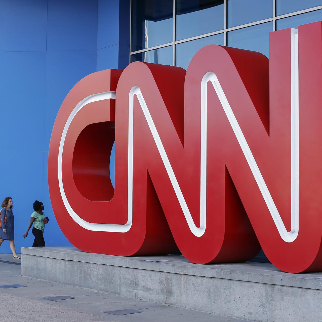 Menschen betreten das Gebäude des Senders CNN in Atlanta, Georgia.