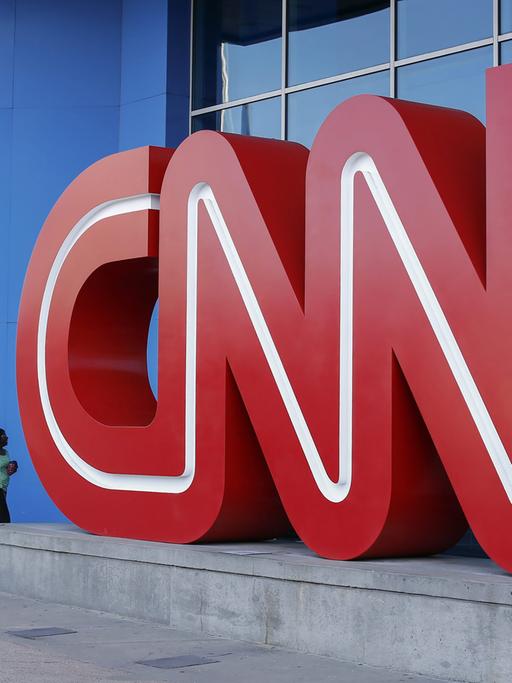 Menschen betreten das Gebäude des Senders CNN in Atlanta, Georgia.