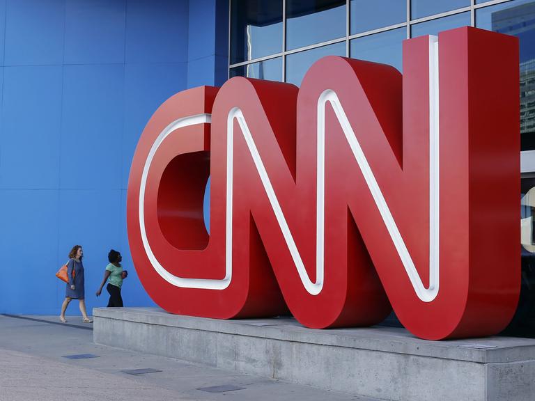 Menschen betreten das Gebäude des Senders CNN in Atlanta, Georgia.