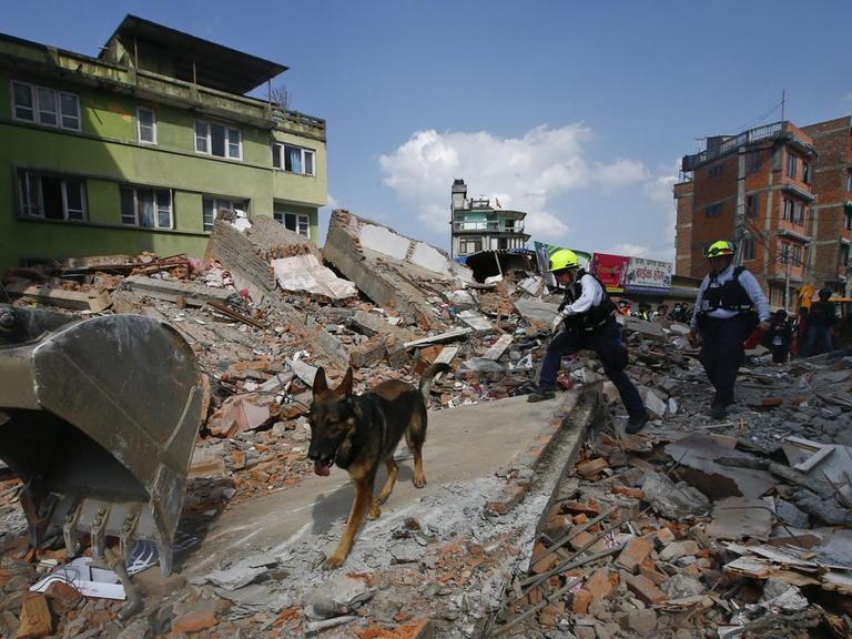 US-Rettungskräfte suchen Überlebende. 20 Menschen werden bei einem Nachbeben in der Hauptstadt Kathmandu getötet