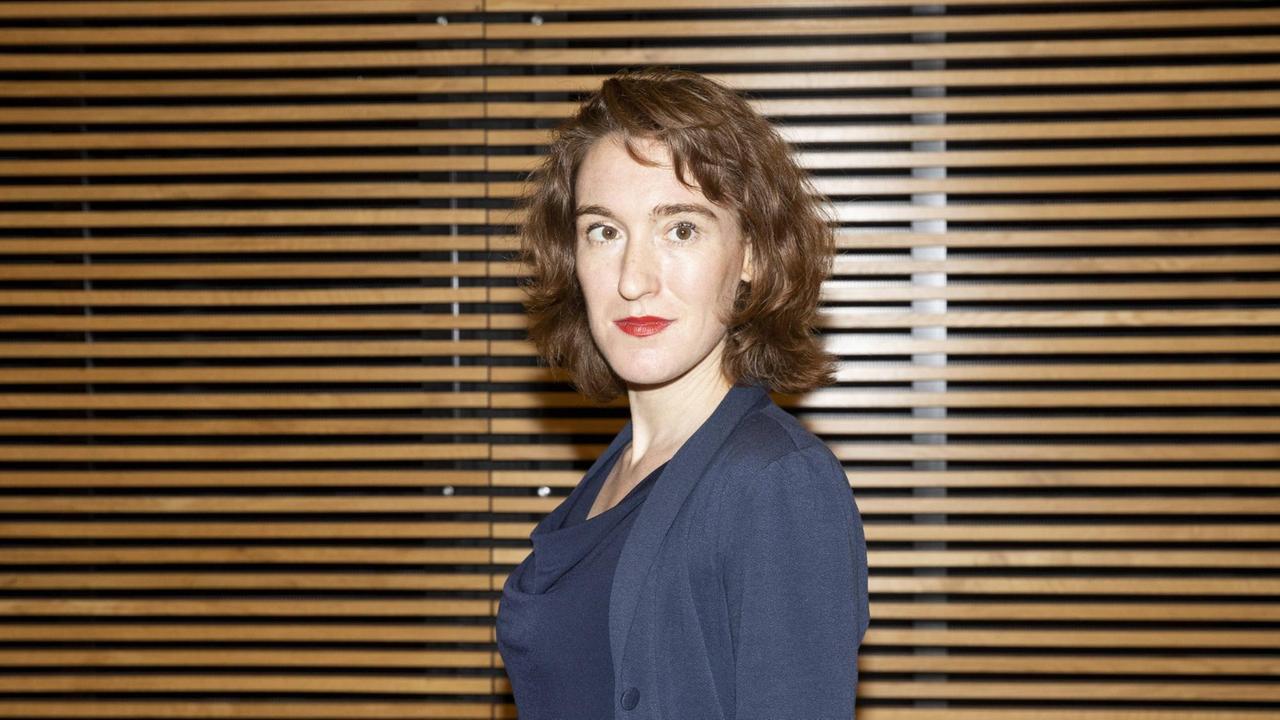 Porträt der Schriftstellerin Nora Bossong, mit freundlichem Blick in die Kamera.