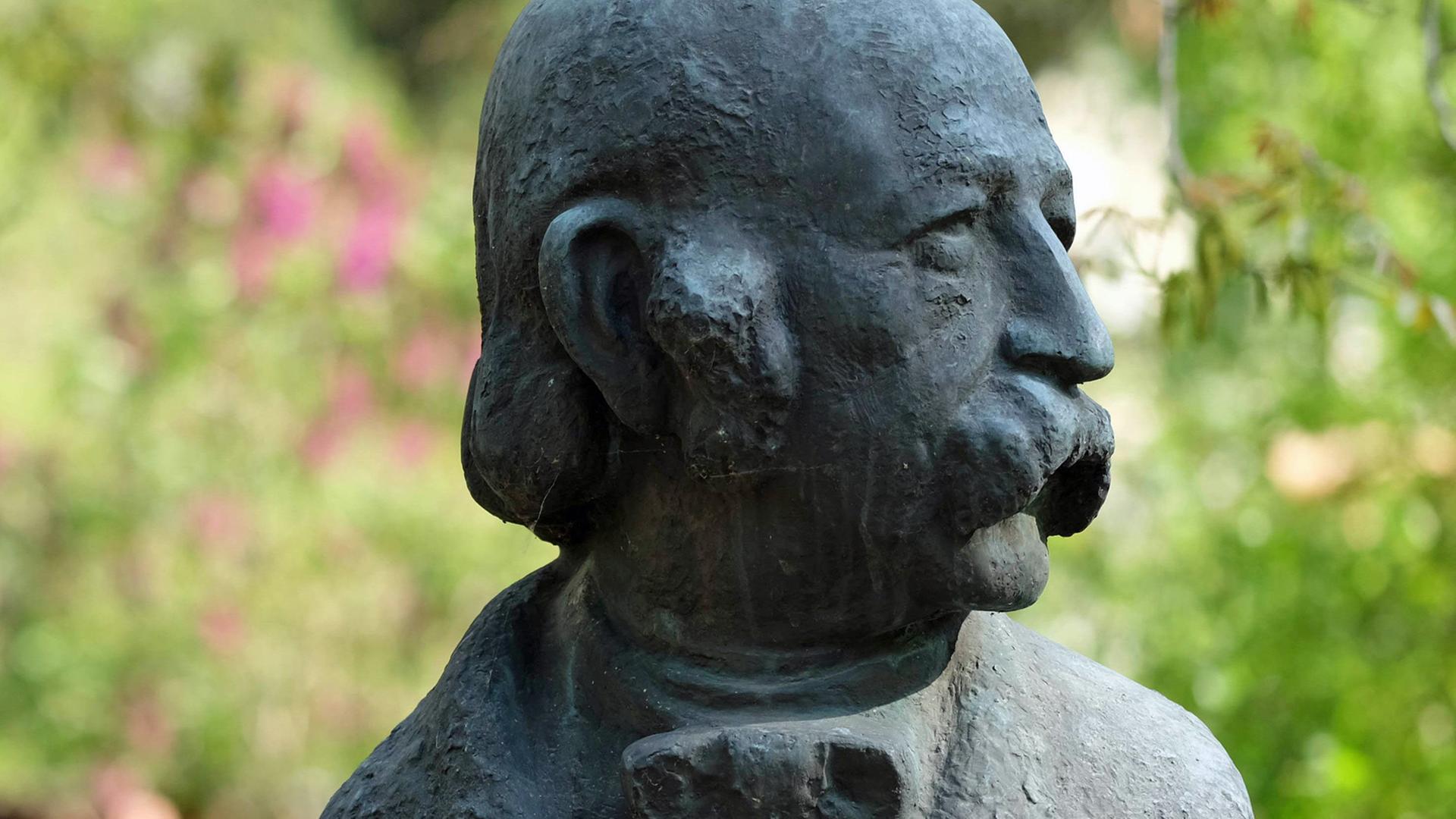 Büste des Dichters Theodor Fontane in Bad Freienwalde in Brandenburg