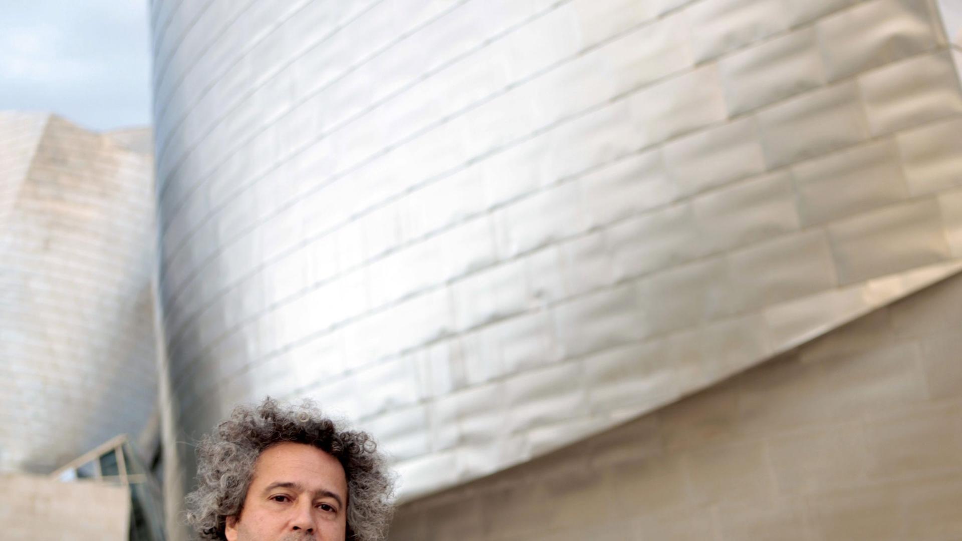 Der brasilianische Künstler Ernesto Neto vor dem Guggenheim Museum in Bilbao