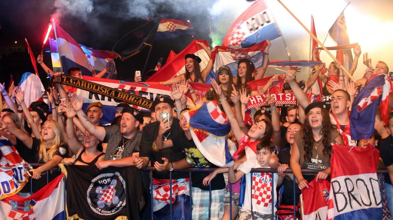 Fans mit kroatischen Flaggen und Fußballtrikots bei einem Konzert von Marko Perkovic Thompson 2016.