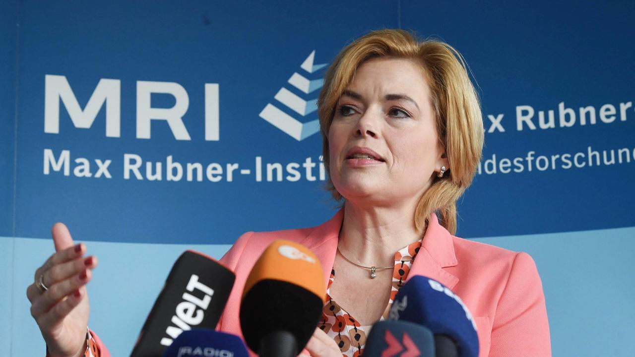 08.02.2019, Baden-Württemberg, Karlsruhe: Bundesernährungsministerin Julia Klöckner (CDU) beantwortet im Max-Rubner-Institut (MRI) Karlsruhe Fragen von Journalisten. Dort wurde von ihr das Max-Rubner-Institut für Kinderernährung eröffnet.