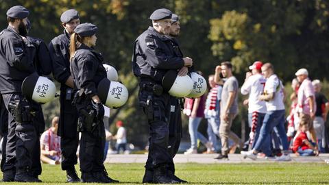 Polizisten beim Heimspiel des 1. FC Köln 2019 gegen Borussia Mönchengladbach
