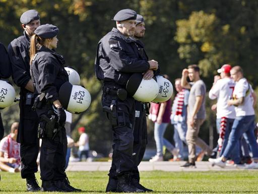 Polizisten beim Heimspiel des 1. FC Köln 2019 gegen Borussia Mönchengladbach
