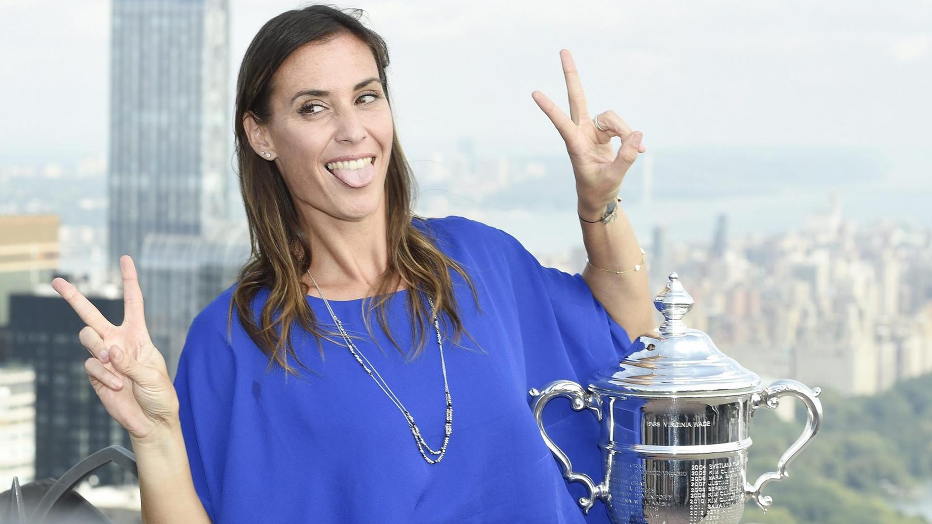 Die US-Open-Siegerin 2015, Flavia Pennetta, mit ihrem Pokal Die US-Open-Siegerin 2015, Flavia Pennetta, mit ihrem Pokal