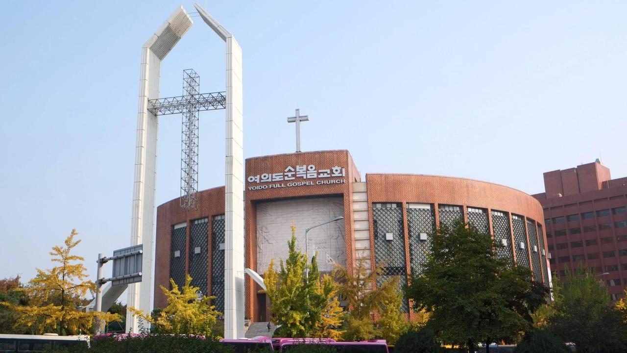 Die Yoido Full Gospel Church in der südkoreanischen Hauptstadt Seoul vor einem Sonntagsgottesdienst am 03.11.2013 - das Gebäude erinnert eher an ein Stadion