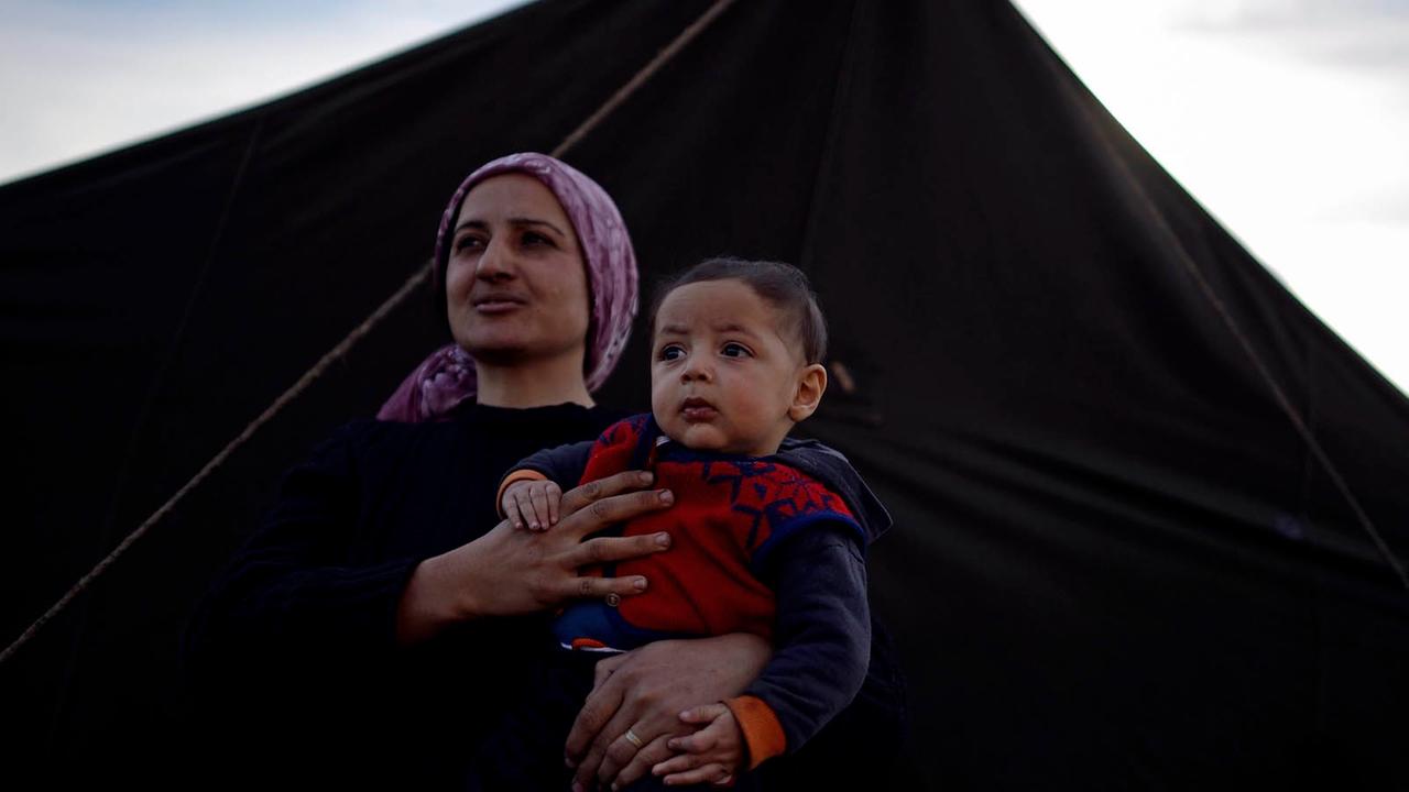 Eine Mutter und ihr Kind - beide sind Flüchtlinge, die in einem bulgarischen Camp untergebracht sind.