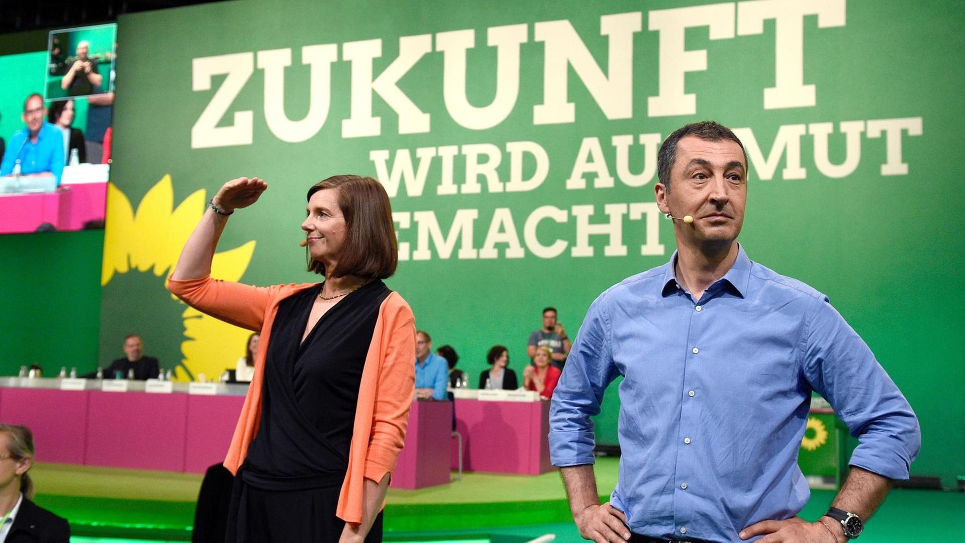 Die Spitzenkandidaten für die Bundestagswahl von Bündnis 90/Die Grünen, Katrin Göring-Eckardt und Cem Özdemir, sehen sich am 18.06.2017 im Velodrom in Berlin beim Grünen-Bundesparteitag (16.-18. Juni) das Abstimmungsverhalten der Delegierten von der Bühne aus an.