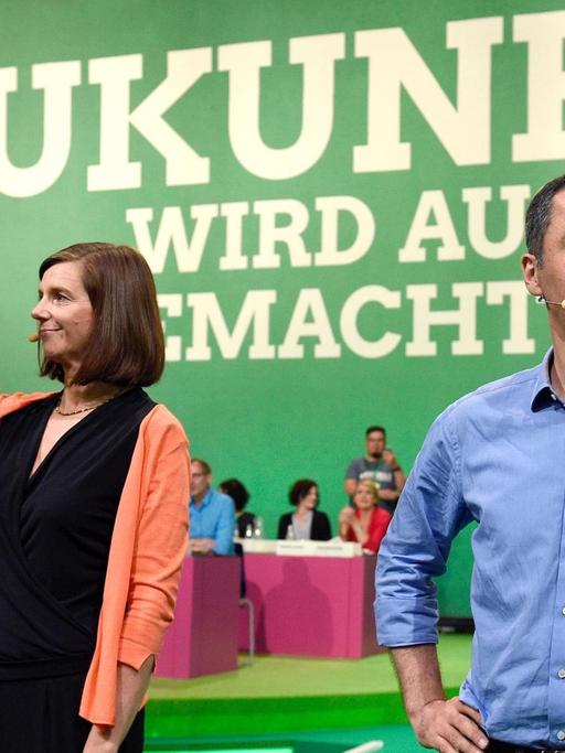 Die Spitzenkandidaten für die Bundestagswahl von Bündnis 90/Die Grünen, Katrin Göring-Eckardt und Cem Özdemir, sehen sich am 18.06.2017 im Velodrom in Berlin beim Grünen-Bundesparteitag (16.-18. Juni) das Abstimmungsverhalten der Delegierten von der Bühne aus an.