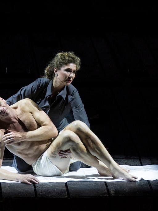 Annette Dasch als Cordelia und Bo Skovhus als Lear in Calixto Bieitos Inszenierung von Aribert Reimanns "König Lear" an der Opéra national de Paris, Saison 2015/2016