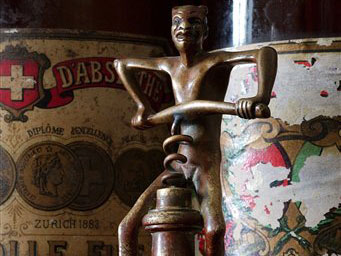Absinth-Flaschen im Musee de l'Absinthe in Motiers, im Neuenburger Val de Travers, Schweiz