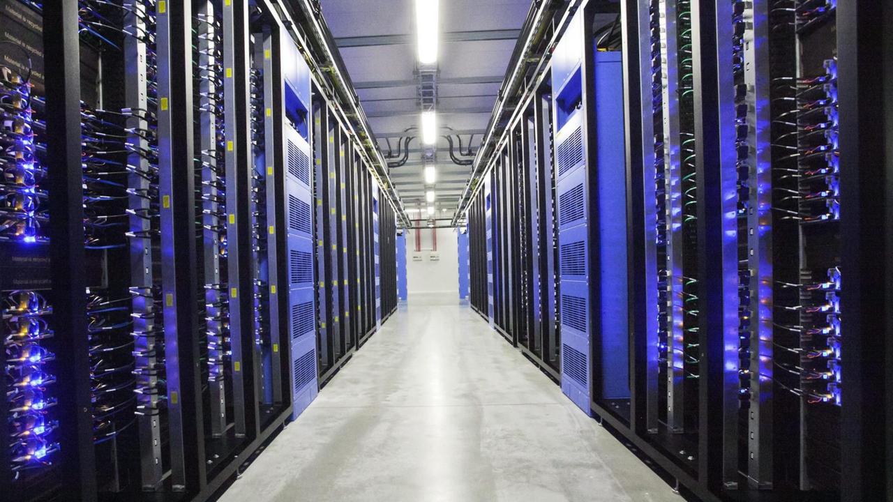 Serverhalle im ersten Facebook-Datencenter außerhalb der USA in Luleå, Schweden