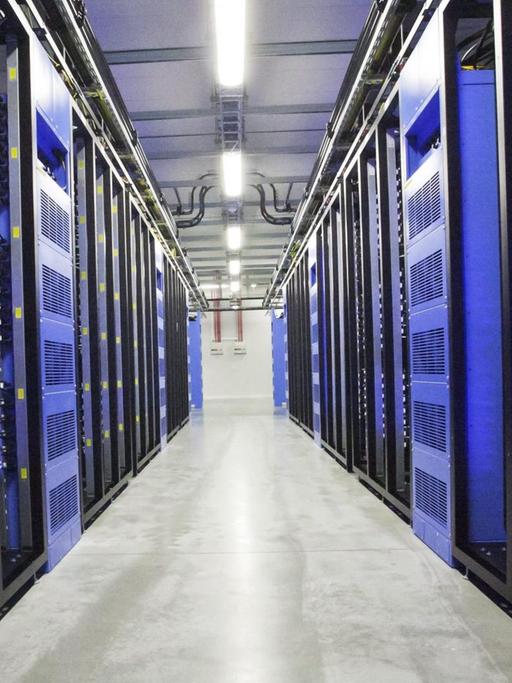 Serverhalle im ersten Facebook-Datencenter außerhalb der USA in Schweden