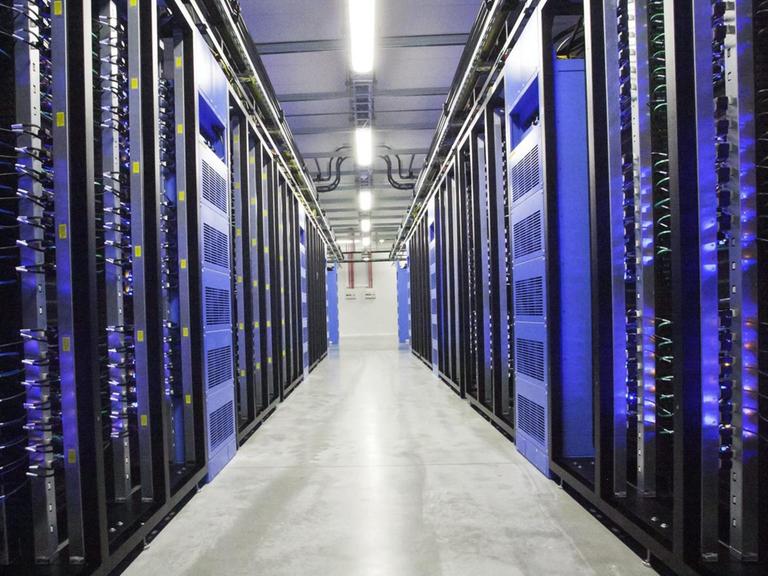 Serverhalle im ersten Facebook-Datencenter außerhalb der USA in Schweden