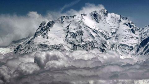Die schneebedeckte Westseite des Nanga Parbat im Himalaya aufgenommen 2005.