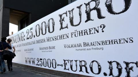 "Belohnung: 25.000 Euro" steht am Donnerstag (24.05.2012) auf einem Plakat am Rosa-Luxemburg-Platz in Berlin.