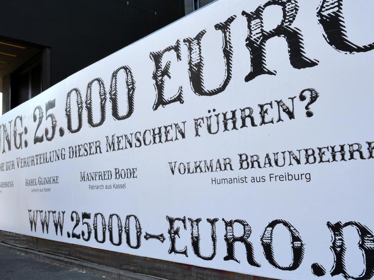 "Belohnung: 25.000 Euro" steht am Donnerstag (24.05.2012) auf einem Plakat am Rosa-Luxemburg-Platz in Berlin.