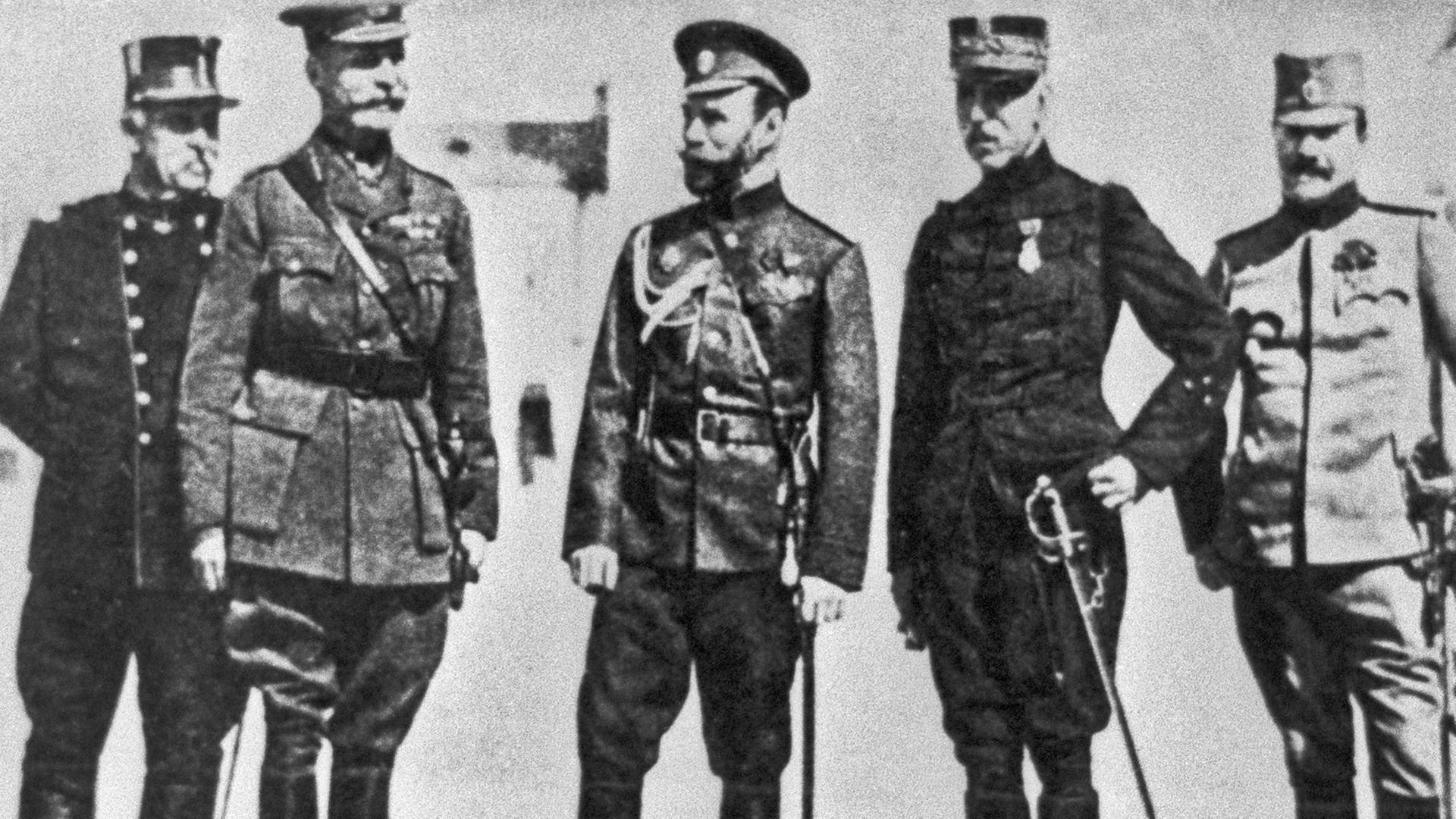 Der russische Zar Nikolaus II. (Mitte) mit Repräsentanten anderer Länder, die am Ersten Weltkrieg beteiligt waren.
