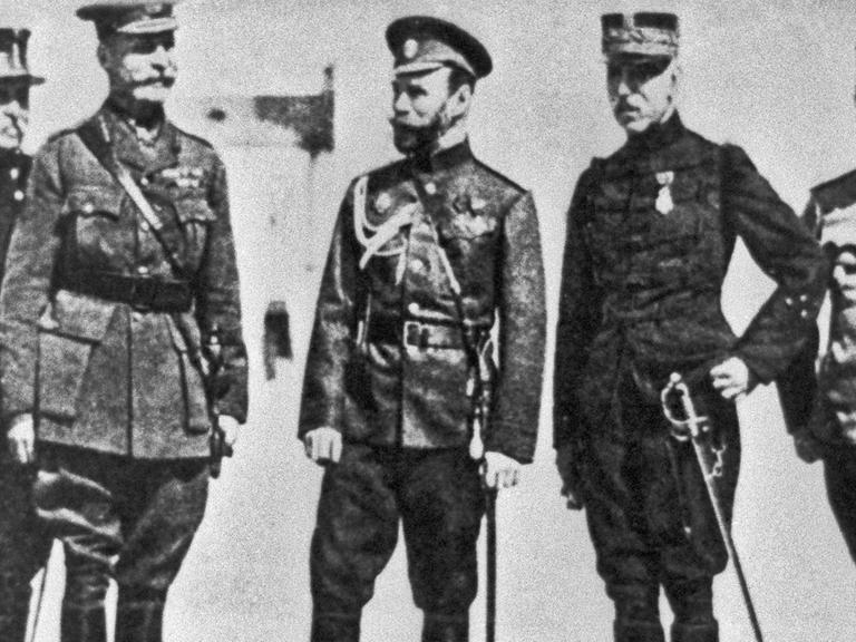 Der russische Zar Nikolaus II. (Mitte) mit Repräsentanten anderer Länder, die am Ersten Weltkrieg beteiligt waren.