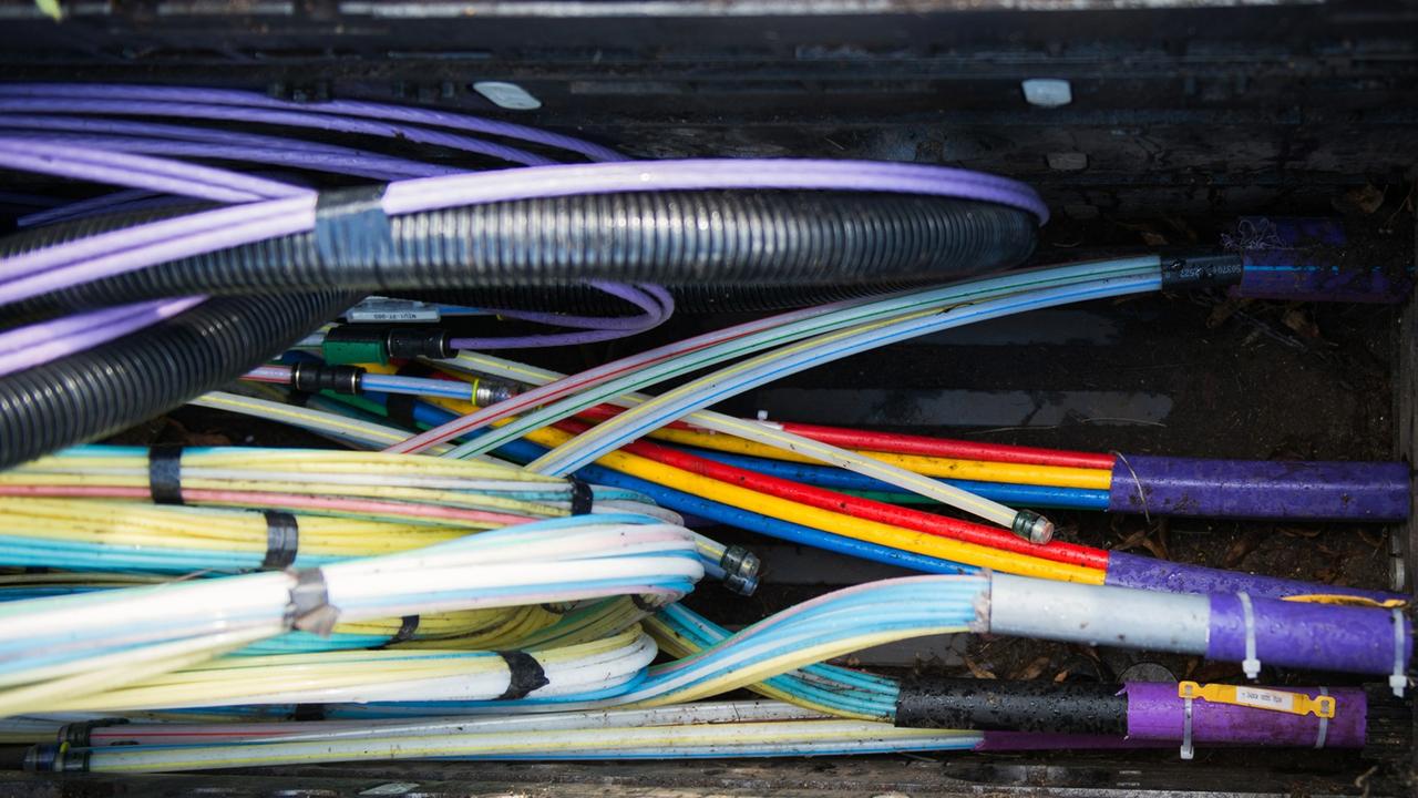 Zahlreiche Glasfaserkabel unter anderem zur Übertragung von Hochgeschwindigkeitsinternet.