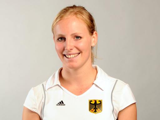 Hannah Krüger, Spielerin der deutschen Hockey-Nationalmannschaft, fotografiert am 05.03.2012 in Hamburg. Foto: Christian Charisius dpa/lno