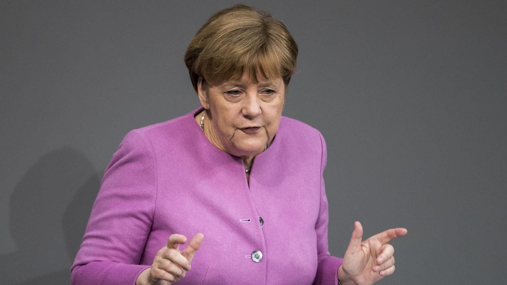 Bundeskanzlerin Angela Merkel (CDU) spricht am 09.03.2017 im Bundestag in Berlin. Merkel gab in der Sitzung eine Regierungserklärung zum bevorstehenden EU-Gipfel ab.