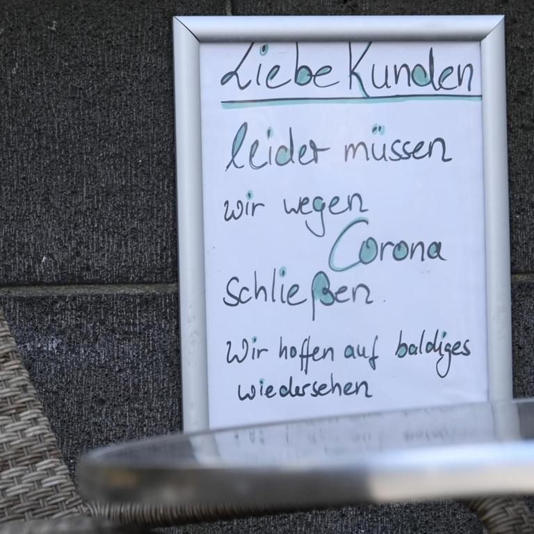 Ein Restaurant in Kassel macht mit einem Aushang auf die Schließung aufmerksam.

