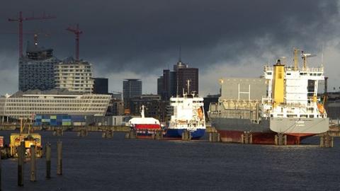 Zu sehen sind große Schiffe im Hamburger Hafen.