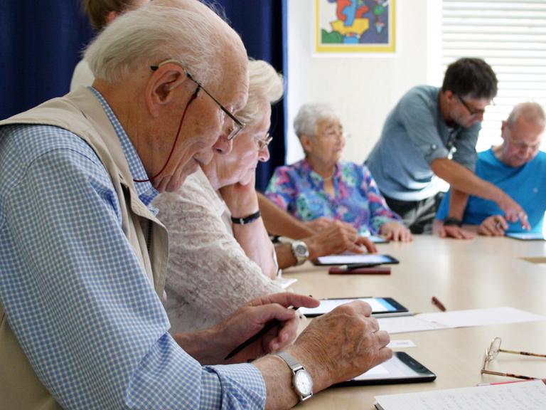 Eine Seniorengruppe macht einen Computerkurs